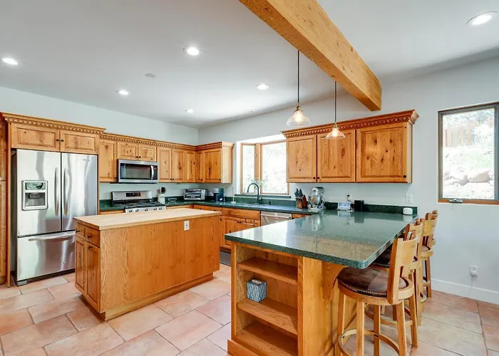 Spacious W/ Hot Tub & Fire Pit! Ferienhaus *