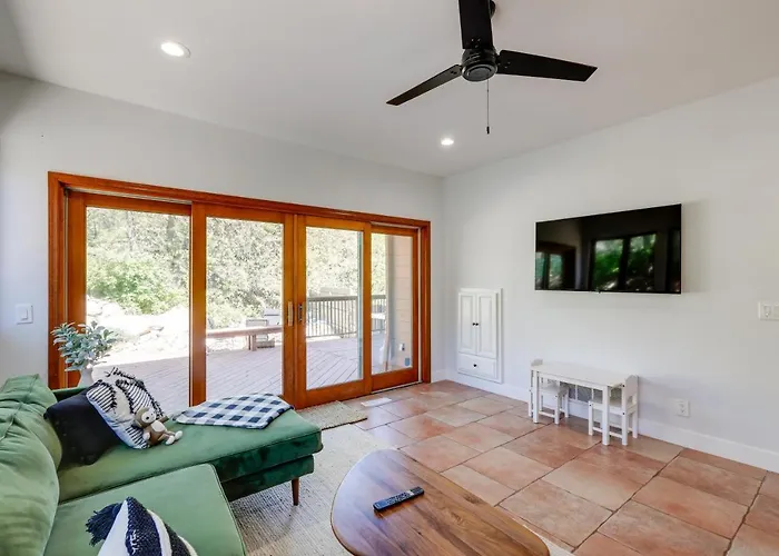 Spacious W/ Hot Tub & Fire Pit!