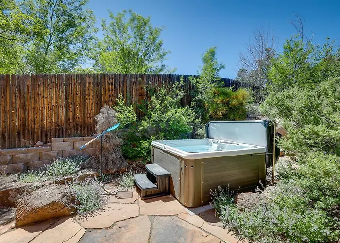 Spacious W/ Hot Tub & Fire Pit!
