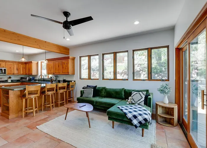 Ferienhaus Spacious W/ Hot Tub & Fire Pit! *