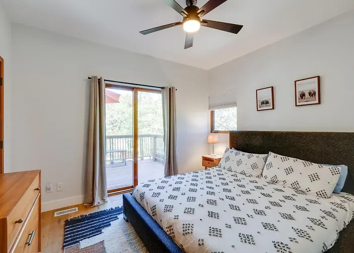 Ferienhaus Spacious W/ Hot Tub & Fire Pit! *