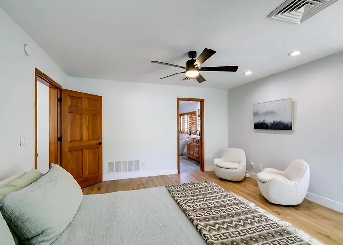 Ferienhaus Spacious W/ Hot Tub & Fire Pit!