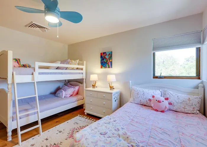 Spacious W/ Hot Tub & Fire Pit! Ferienhaus *