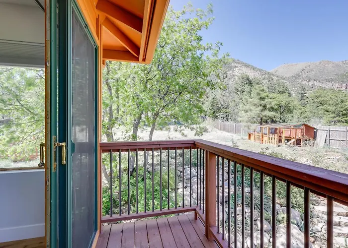 Spacious W/ Hot Tub & Fire Pit!