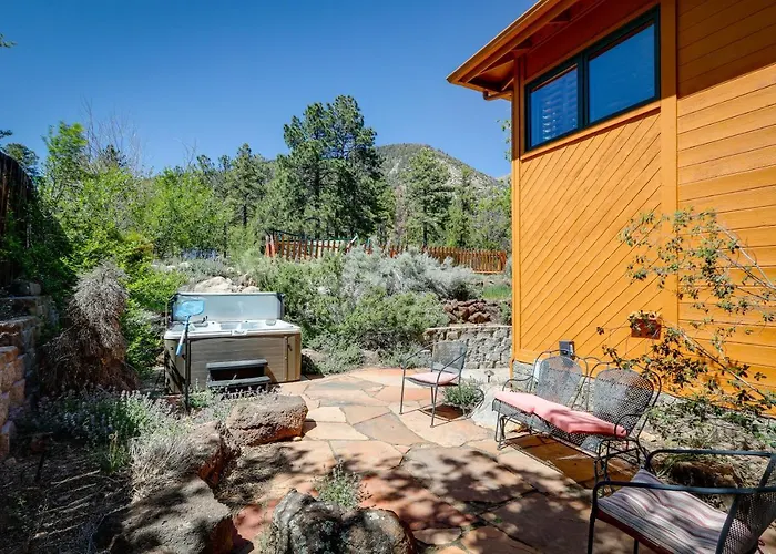 Spacious W/ Hot Tub & Fire Pit! Ferienhaus *