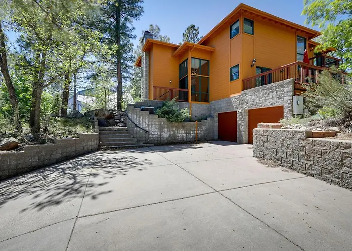 Spacious W/ Hot Tub & Fire Pit! *