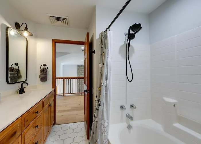 Spacious W/ Hot Tub & Fire Pit! Ferienhaus *