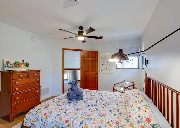 Spacious W/ Hot Tub & Fire Pit! *