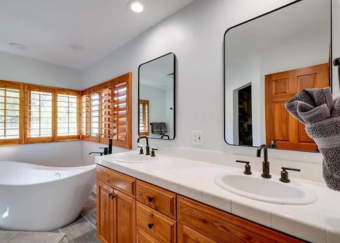 Spacious W/ Hot Tub & Fire Pit! Ferienhaus