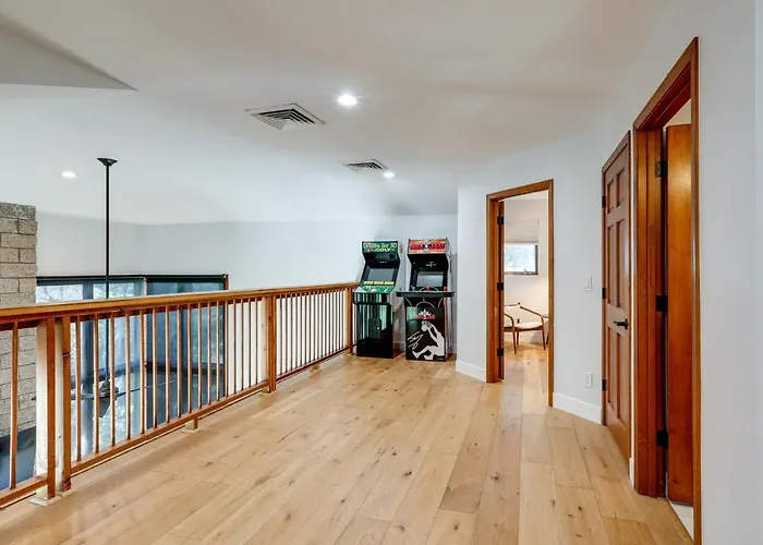 Spacious W/ Hot Tub & Fire Pit! *